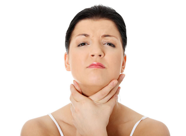 У женщины ком в горле