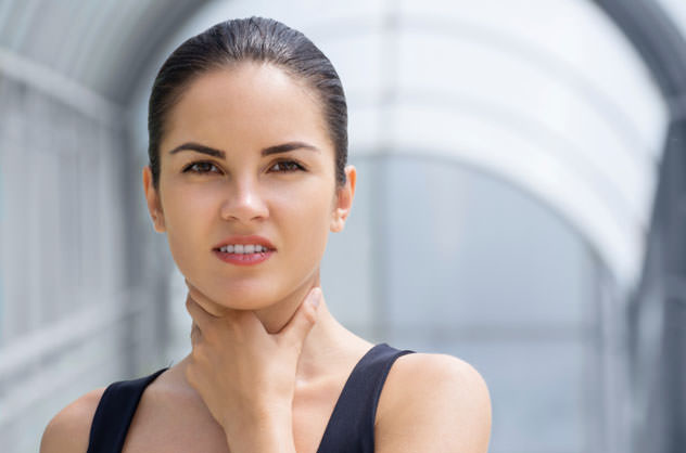 У женщины ком в горле