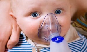 Ингаляцию грудничкам делают при помощи небулайзера